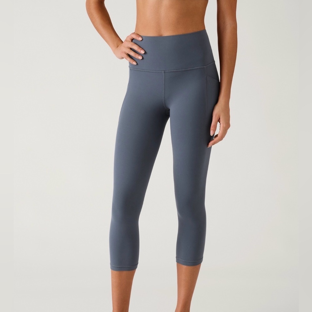 NWT ATHLETA Salutation Stash Capri - 1X Shadow Blue